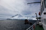 Die Zodiacs werden zu Wasser gelassen